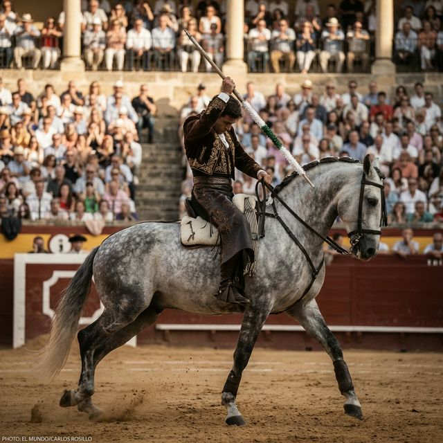 Rejoneador a caballo con garrocha en una plaza de toros