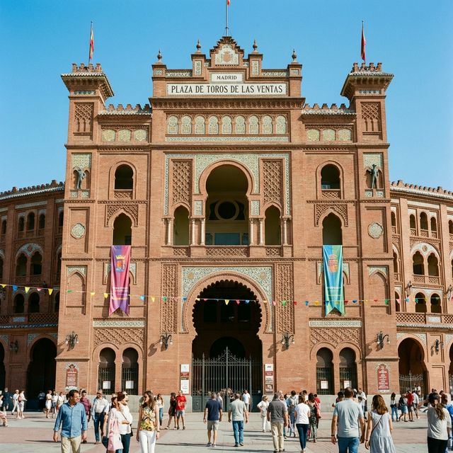 Fachada de Las Ventas de Madrid con banderines de feria