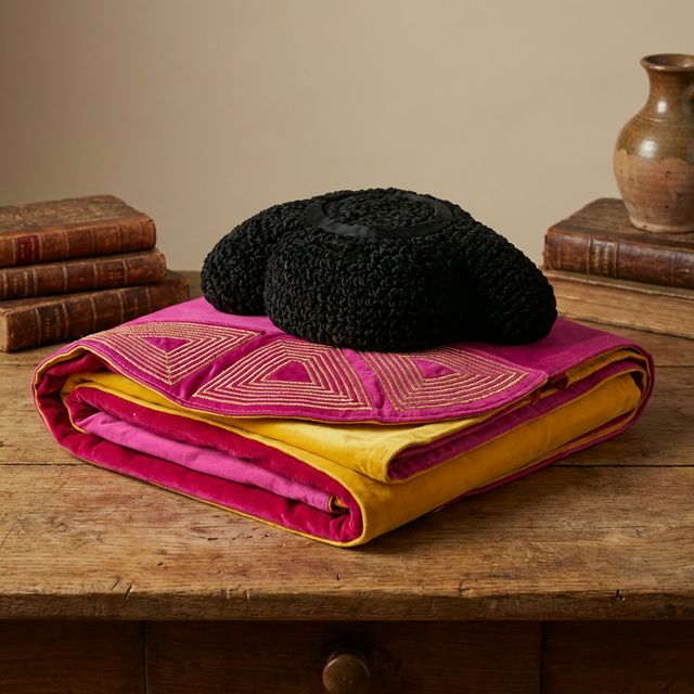 Capote de brega doblado con montera encima